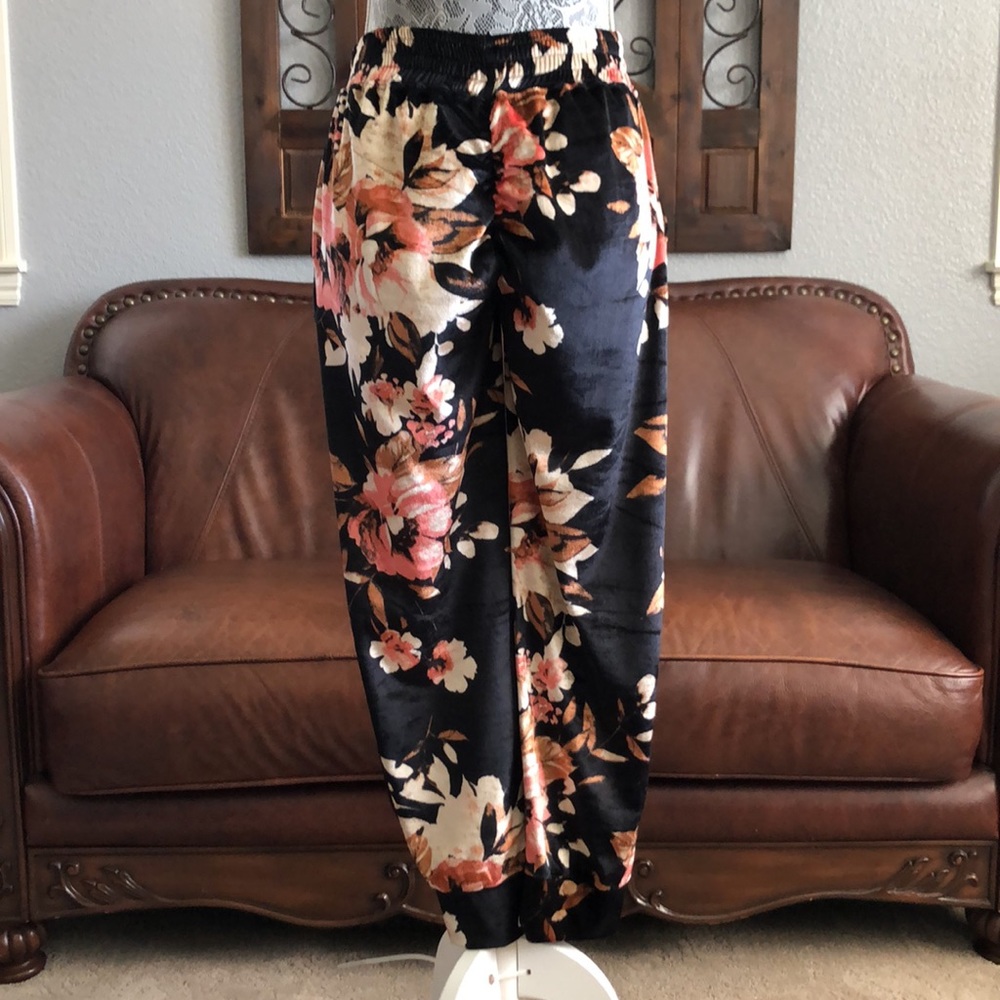 Cute Booty Lounge velvet, floral joggers
